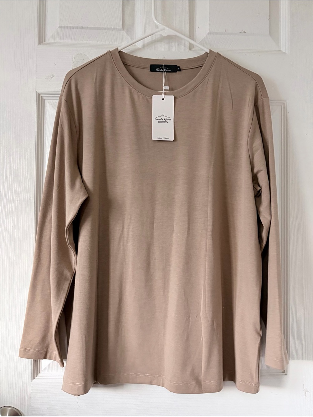 Trendy Queen Women’s Classic Round Neck Long-Sleeve Tee in Taupe Sz M